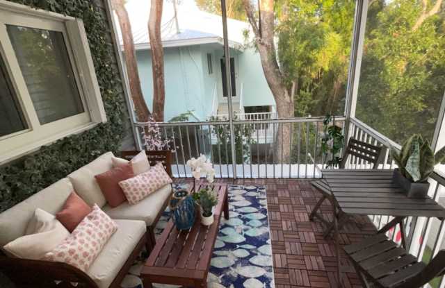 Fully furnished Cozy Coastal Villa with HEATED pool. Gallery 3