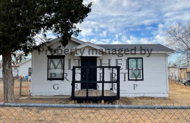 Cute 1 bedroom 1 bath with an extra spacious area in the River Road school district! - 306 East Central Avenue, Amarillo, TX 79108
