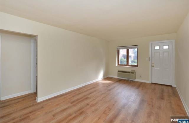 250 Oak Gallery 4