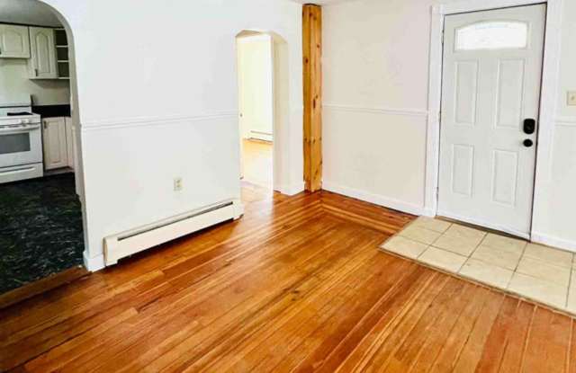 5 Bedroom, 2 Bathroom House in Downtown Burlington with Off-Street Parking  Washer/Dryer included! Gallery 4