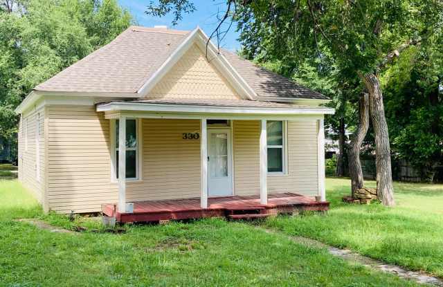 Darling Bungalow - 330 West 1st Street, Junction City, KS 66441