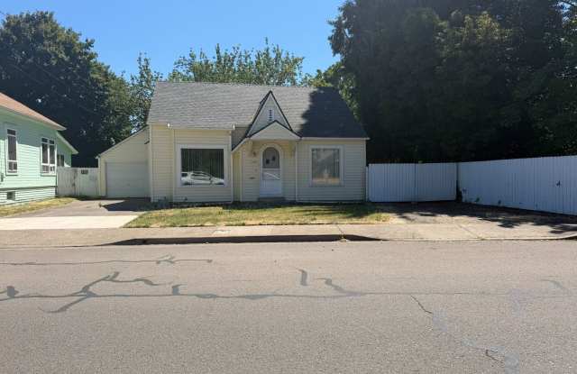 2 Bedroom with a garage with Large fenced yard! Gallery 4