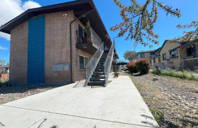 <b>One Bedroom Upstairs Reno Apartment<br> photos photos
