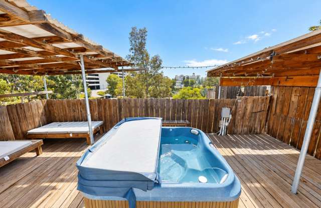 HUGE 5BD/3BA w/ View!! Gallery 1