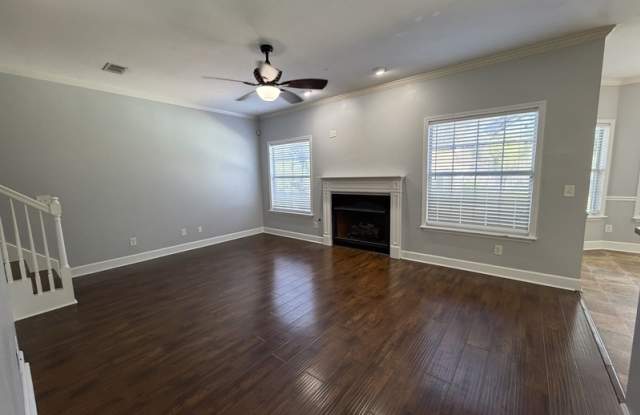 1829 Wagon Wheel Cir W Gallery 3
