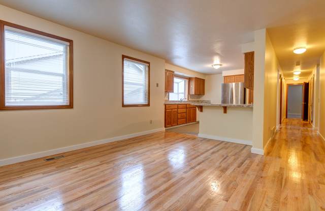 8bed, 4 BA House, Close to University Village!! Gallery 4