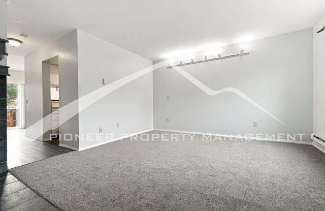 Lovely Townhome with Fenced Back Patio Area! Gallery 4