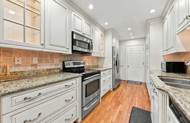 Spacious 2B/2.5B Townhome with Finished Walk-Out Basement & Garage Gallery 3