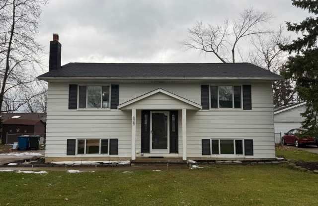 Beautiful split level ready to rent - 625 Dunny Avenue, Sheffield Lake, OH 44054