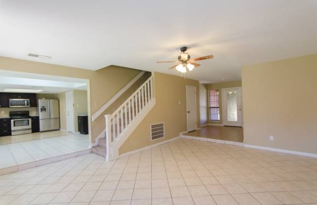 704 Lakeview CV Gallery 3