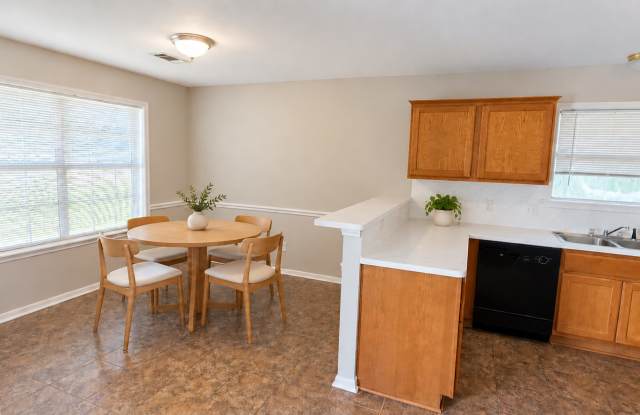 Large 3/2 duplex with large fenced back yard Gallery 1