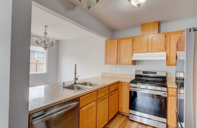 3 bed 2.5 bath Dog Friendly Townhome Gallery 3