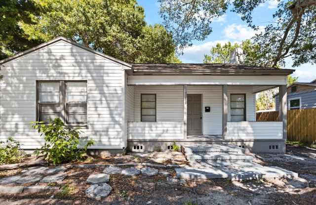Spacious 3bdrm/1bath House $2295.00 ** Fenced yard ** photos photos