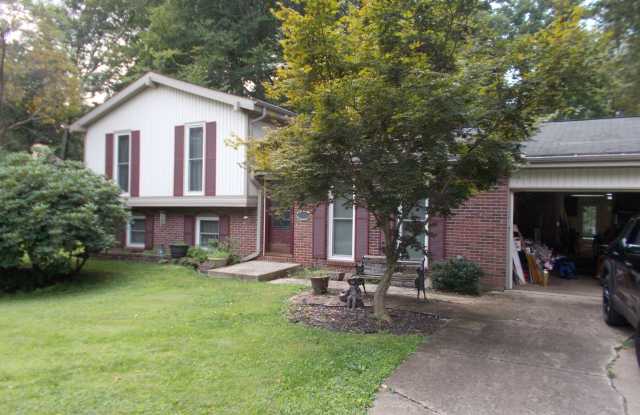 Spacious Oak Park Split-Level with Workshop & 2-Car Garage! Gallery 3