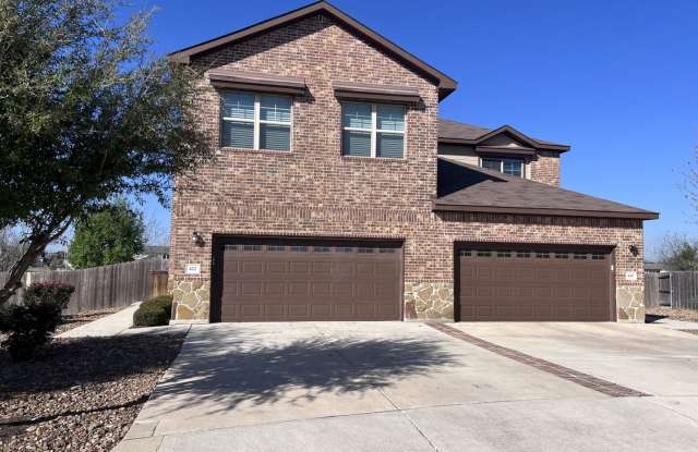 Beautiful Townhouse in New Braunfels! - 422 Creekside Curve, New Braunfels, TX 78130