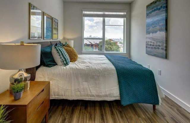 2436 E Riverside Dr photos photos