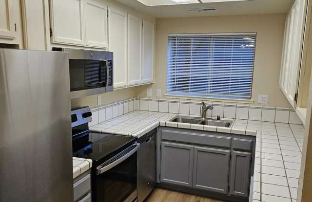 2-Bedroom, 1.5-Bath Townhouse in Santa Rosa ~ Has AC! Gallery 3