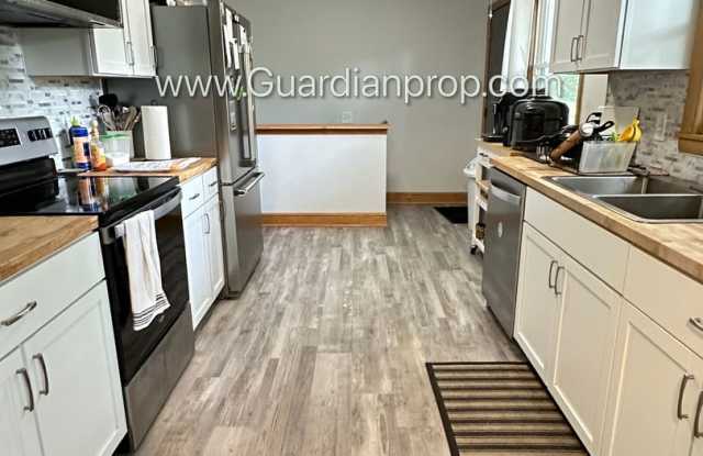 Golden Valley Single Family Home, 2 Car Garage, Dishwasher, Fireplace, Large Deck/Shed Gallery 4