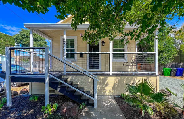 Charming Downtown Napa Cottage with Large Fenced Yard & Ample Parking photos photos