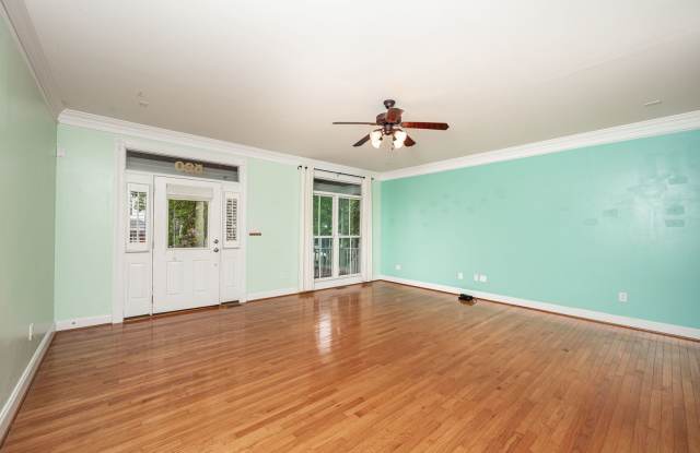Modern 3BR/2.5BA Oregon Hill Townhome with 2-Car Garage — Walk to VCU & James River — $2,550/mo! Gallery 3