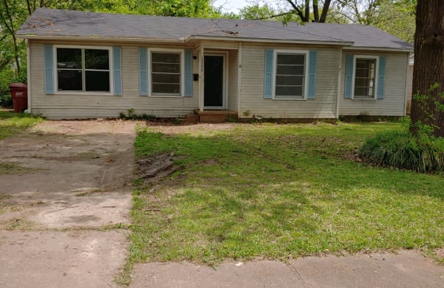 1302 Pecan St - 1302 Pecan Street, Bonham, TX 75418