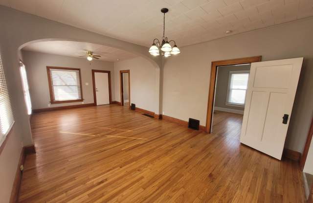 2 Bedroom, 1 Bathroom home with hardwood! photos photos