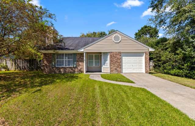 3 Bedroom, 2 Bath Home Within Walking Distance to School/Shopping Gallery 3