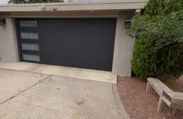 4 Bedroom, 2 Bathroom Home! Schedule a Showing! Gallery 3