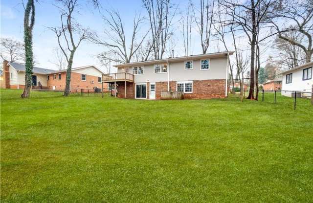 Room in 3 Bedroom Home at Foxcroft Dr Gallery 4