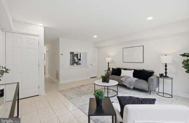 8141 KINGSWAY Court Gallery 4