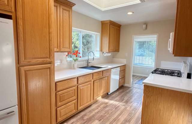 3 bedroom + 1 acre + shop Gallery 3