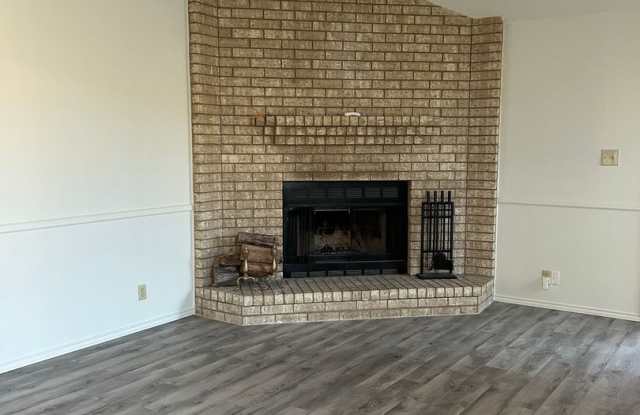 Beautiful Duplex in Esmond Estates Gallery 3