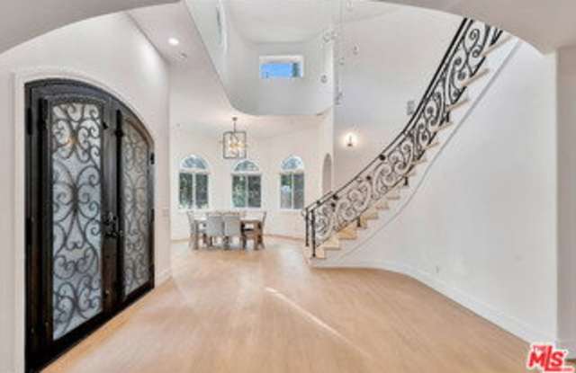 661 West Lemon Avenue Gallery 2