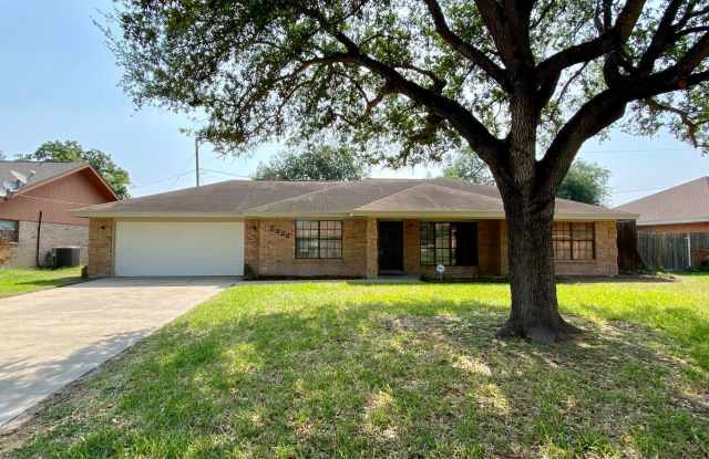 Beautiful 3 bed/ 2bath 2 car garage home in Mission, TX - 2322 Hackberry Avenue, Mission, TX 78574