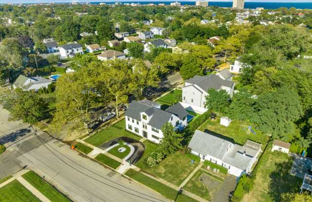 929 Van Court Avenue Gallery 3