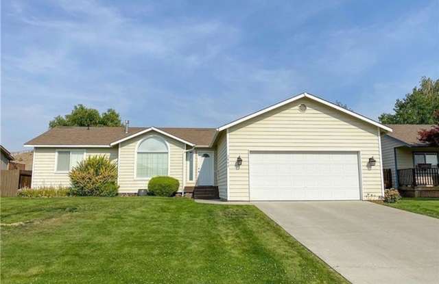 Fancher Field Neighborhood!! Charming, Single Family Rambler, 3 Bed - 2 Bath in East Wenatchee! photos photos
