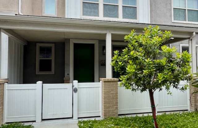 Newer 3 bedroom townhome in Simi Valley photos photos