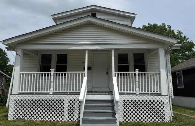 Spacious 4 br / 2 ba two-story home--great location! photos photos