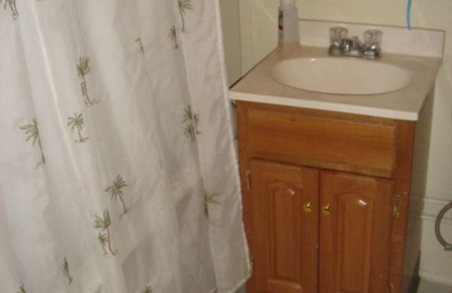 NO FEE 2 Bed split for 9/1 on Green line Heat Hw inc Students ok August 1 photos photos