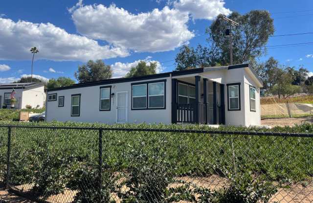 2 Bedroom 2 Bath Single Story Home With A/C and a Bonus Room Gallery 4