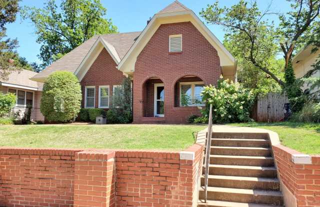 Great 2-Story, 2 Bedroom & 2 Bathroom Available Now in Mesta Park! photos photos