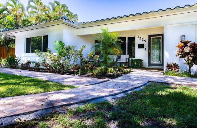 1529 Bayview Dr photos photos