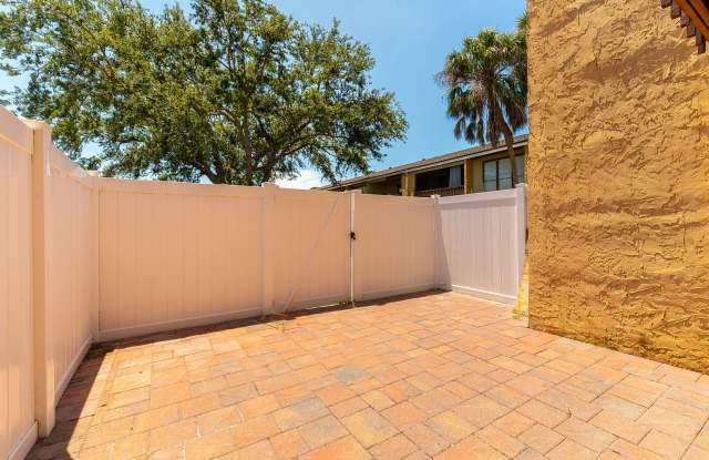 Desirable Location - 2-bed 2-bath Condo 5 mins to Siesta Key  15 mins to Downtown photos photos