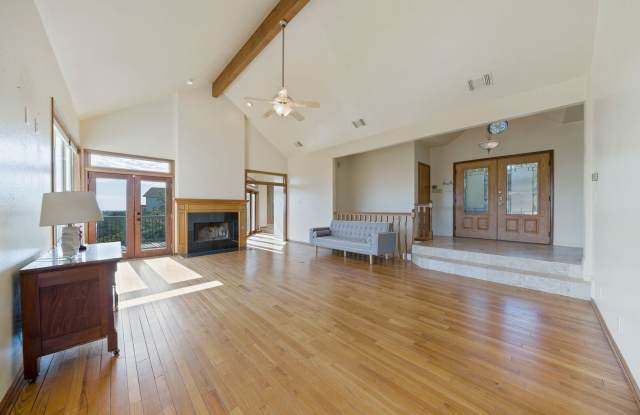 19318 Strauss Gallery 2