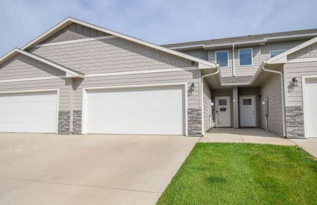 Convenient Living: Main-Level Suite  Included Snow/Lawn Care! - 9064 West Ark Place, Minnehaha County, SD 57106