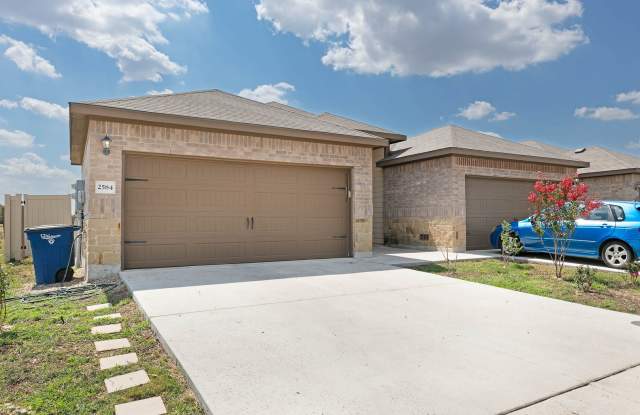 New Braunfels, TX~ 3 bedroom with Stained Concrete Floors ~ 2 Car Garage Gallery 1