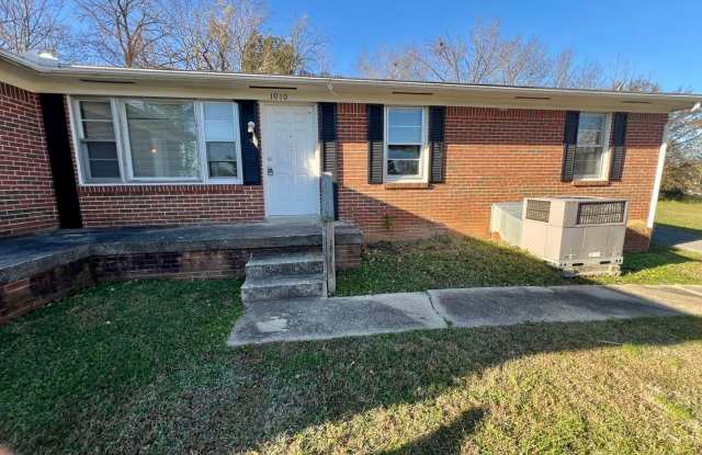 3 Bedroom Duplex near Murfreesboro City Center! *Large Carport* photos photos