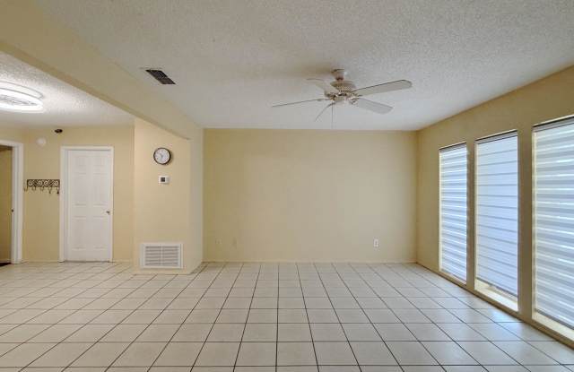889 Hendry Drive Gallery 2