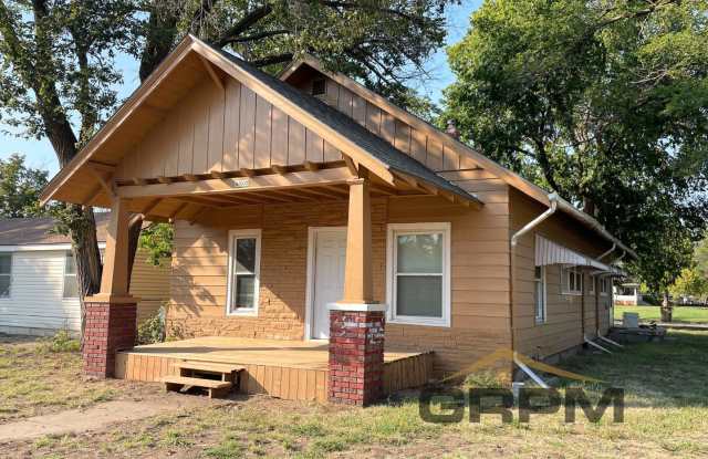 Updated 4 Bedroom Home - 600 West 8th Avenue, Hutchinson, KS 67501