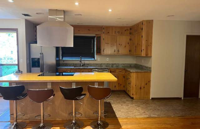 3 bedroom home with huge yard Gallery 4